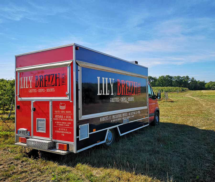 Lily Breizh Truck à Brech vous propose des crêpes, des galettes de blé noir, des cookies et du caramel au beurre salé. Privatisation